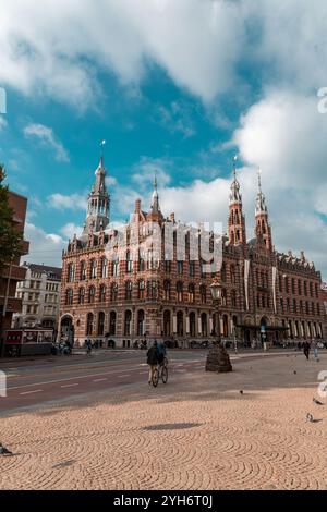 Amsterdam, NL, 10 OCT 2021 : L'ancien bureau de poste principal d'Amsterdam, aujourd'hui le centre commercial Magna Plaza, est un bâtiment monumental à Amsterdam, pays-Bas Banque D'Images