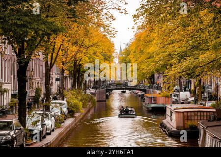 Amsterdam, NL, 10 OCT 2021 : bâtiments typiquement hollandais et canaux pittoresques d'Amsterdam, la capitale des pays-Bas. Banque D'Images