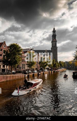 Amsterdam, NL, 10 OCT 2021 : bâtiments typiquement hollandais et canaux pittoresques d'Amsterdam, la capitale des pays-Bas. Banque D'Images