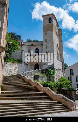 Estella, Espagne- 23 mai 2024 : les escaliers menant à l'église Saint-Pierre de la rue le village d'Estella dans le nord de l'Espagne Banque D'Images