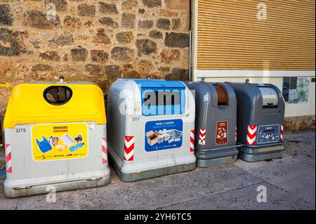 Ayegui, Espagne- 24 mai 2024 : poubelles publiques de recyclage dans les rues d'Ayegui, dans le nord de l'Espagne Banque D'Images