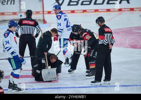 Landshut, Allemagne. 09 novembre 2024. Problèmes de glace contrôlés par Yasin EHLIZ Nr. 42 d'Allemagne et arbitres lors du match ALLEMAGNE - SLOVAQUIE 2-6 DEB ICE HOCKEY DEUTSCHLAND CUP à Landshut, Allemagne, 9 novembre 2024, saison 2024/2025. Photographe : ddp images/STAR-images crédit : ddp Media GmbH/Alamy Live News Banque D'Images