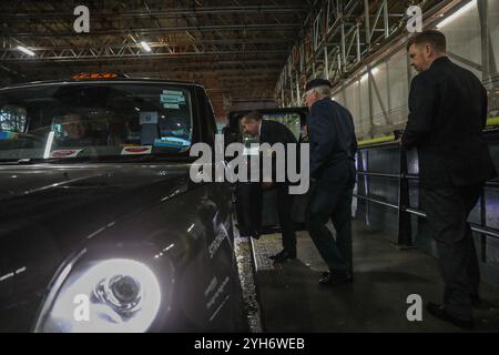 Londres, Royaume-Uni, 10 novembre 2024.les vétérans participant au service du souvenir entrent dans un taxi Poppy à Waterloo Station. Crédit : James Willoughby/Alamy Live News Banque D'Images