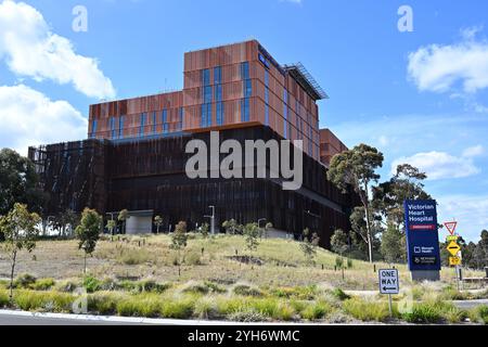 Nouveau bâtiment Victorian Heart Hospital, au sommet d'une colline herbeuse, avec un ciel bleu en arrière-plan Banque D'Images