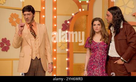 ANNA KENDRICK, TONY HALE ET DANIEL ZOVATTO DANS WOMAN OF THE HOUR (2023), RÉALISÉ PAR ANNA KENDRICK. Crédit : AGC STUDIOS / album Banque D'Images