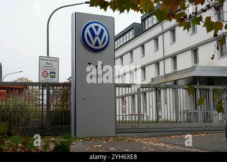 L’usine Volkswagen d’Osnabrueck, le plus grand employeur de la ville avec 2300 employés, est menacée de fermeture, de tir extérieur, de portail de l’usine, de logo VW, d’Osnabrueck le 9 novembre 2024. Banque D'Images