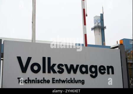 L’usine Volkswagen d’Osnabrueck, le plus grand employeur de la ville avec 2300 employés, est menacée de fermeture, de tir extérieur, de portail de l’usine, de logo VW, d’Osnabrueck le 9 novembre 2024. Banque D'Images