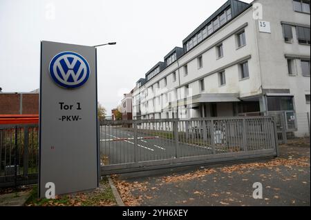 L’usine Volkswagen d’Osnabrueck, le plus grand employeur de la ville avec 2300 employés, est menacée de fermeture, de tir extérieur, de portail de l’usine, de logo VW, d’Osnabrueck le 9 novembre 2024. Banque D'Images