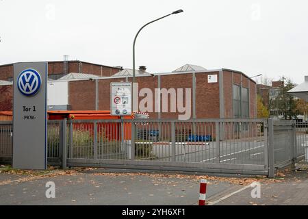 L’usine Volkswagen d’Osnabrueck, le plus grand employeur de la ville avec 2300 employés, est menacée de fermeture, de tir extérieur, de portail de l’usine, de logo VW, d’Osnabrueck le 9 novembre 2024. Banque D'Images