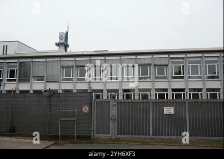 L’usine Volkswagen d’Osnabrueck, le plus grand employeur de la ville avec 2300 employés, est menacée de fermeture, de tir extérieur, de portail de l’usine, de logo VW, d’Osnabrueck le 9 novembre 2024. Banque D'Images