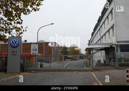 L’usine Volkswagen d’Osnabrueck, le plus grand employeur de la ville avec 2300 employés, est menacée de fermeture, de tir extérieur, de portail de l’usine, de logo VW, d’Osnabrueck le 9 novembre 2024. Banque D'Images