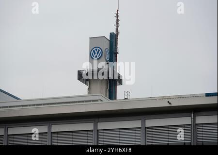L’usine Volkswagen d’Osnabrueck, le plus grand employeur de la ville avec 2300 employés, est menacée de fermeture, de tir extérieur, de portail de l’usine, de logo VW, d’Osnabrueck le 9 novembre 2024. Banque D'Images