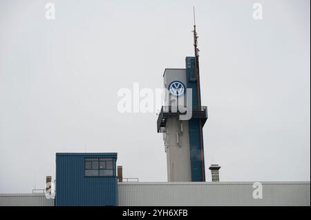 L’usine Volkswagen d’Osnabrueck, le plus grand employeur de la ville avec 2300 employés, est menacée de fermeture, de tir extérieur, de portail de l’usine, de logo VW, d’Osnabrueck le 9 novembre 2024. Banque D'Images
