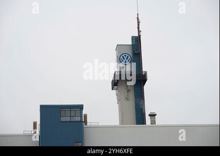 L’usine Volkswagen d’Osnabrueck, le plus grand employeur de la ville avec 2300 employés, est menacée de fermeture, de tir extérieur, de portail de l’usine, de logo VW, d’Osnabrueck le 9 novembre 2024. Banque D'Images