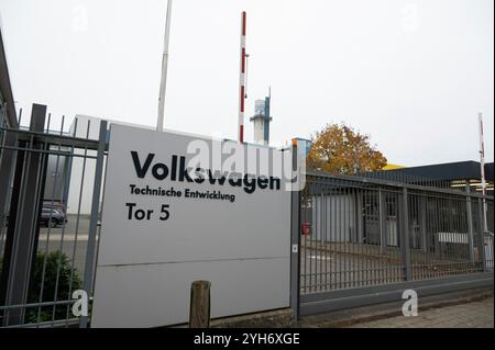 L’usine Volkswagen d’Osnabrueck, le plus grand employeur de la ville avec 2300 employés, est menacée de fermeture, de tir extérieur, de portail de l’usine, de logo VW, d’Osnabrueck le 9 novembre 2024. Banque D'Images