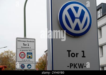 L’usine Volkswagen d’Osnabrueck, le plus grand employeur de la ville avec 2300 employés, est menacée de fermeture, de tir extérieur, de portail de l’usine, de logo VW, d’Osnabrueck le 9 novembre 2024. Banque D'Images