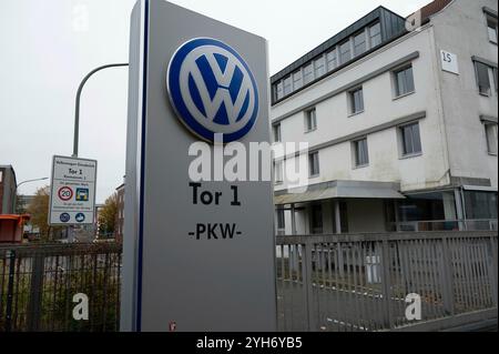 L’usine Volkswagen d’Osnabrueck, le plus grand employeur de la ville avec 2300 employés, est menacée de fermeture, de tir extérieur, de portail de l’usine, de logo VW, d’Osnabrueck le 9 novembre 2024. Banque D'Images