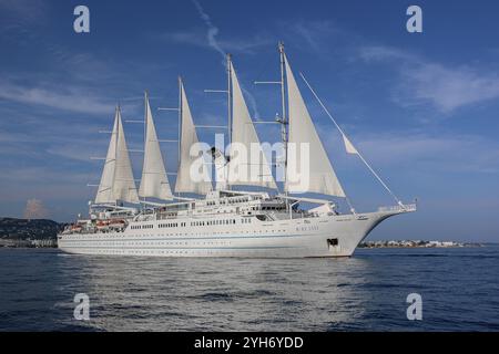 Mer Méditerranée, Espagne. 09 novembre 2024 : le bateau de croisière à cinq mâts, l'un des plus grands voiliers du monde. L’immense goélette à voile, anciennement connue sous le nom DE CLUB MED 1, navigue vers le port espagnol de Cadix pour entrer en cale sèche du chantier naval de Navantia pour la première phase de rénovations étendues de plusieurs millions de dollars (espaces publics redessinés, suites / cabines modernisées, décors mis à jour, nouvelle atmosphère). Windstar Cruises s'est lancé dans un projet pluriannuel de refonte et de rénovation de ses yachts de classe Wind : Wind Star, Wind Spirit & Wind Surf (fleuron de la flotte). Crédit : Kevin Izorce/Alamy Live News Banque D'Images