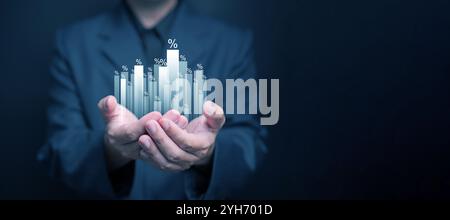 Concept d'augmentation en pourcentage. Un homme d'affaires avec un graphique à barres de pourcentage croissant représentant la hausse du retour sur investissement, taux d'intérêt, inflation, di Banque D'Images