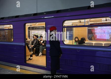 Bakou, Azerbaïdjan, Azerbaïdjan. 10 novembre 2024. Un guide de métro en uniforme et chapeau rouge se tient devant le métro de Bakou donnant un signal clair pour aller. Les voitures de métro sont violettes. (Crédit image : © Bianca Otero/ZUMA Press Wire) USAGE ÉDITORIAL SEULEMENT! Non destiné à UN USAGE commercial ! Banque D'Images