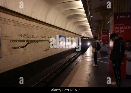 Bakou, Azerbaïdjan, Azerbaïdjan. 10 novembre 2024. Une arrivée d'une voiture de métro dans une station de métro à Bakou. (Crédit image : © Bianca Otero/ZUMA Press Wire) USAGE ÉDITORIAL SEULEMENT! Non destiné à UN USAGE commercial ! Banque D'Images