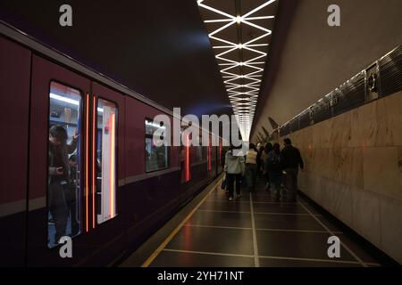 Bakou, Azerbaïdjan, Azerbaïdjan. 10 novembre 2024. Station de métro où les gens marchent et d'autres restent en voiture avec un design orné de plafonnier à Bakou. (Crédit image : © Bianca Otero/ZUMA Press Wire) USAGE ÉDITORIAL SEULEMENT! Non destiné à UN USAGE commercial ! Banque D'Images