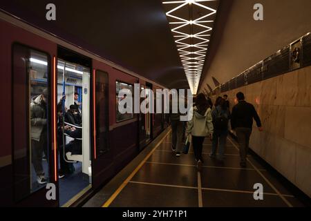 Bakou, Azerbaïdjan, Azerbaïdjan. 10 novembre 2024. Station de métro où les gens marchent et d'autres restent en voiture avec un design orné de plafonnier à Bakou. (Crédit image : © Bianca Otero/ZUMA Press Wire) USAGE ÉDITORIAL SEULEMENT! Non destiné à UN USAGE commercial ! Banque D'Images