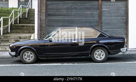 Urnieta, Espagne-5 octobre 2024 : 1971 SIÈGES 124 Sport coupé 1800 dans les rues de la ville Banque D'Images