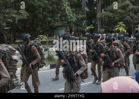 Rangées de soldats indonésiens lors d'une formation conjointe entre Brimob et TNI à Balikpapan Banque D'Images