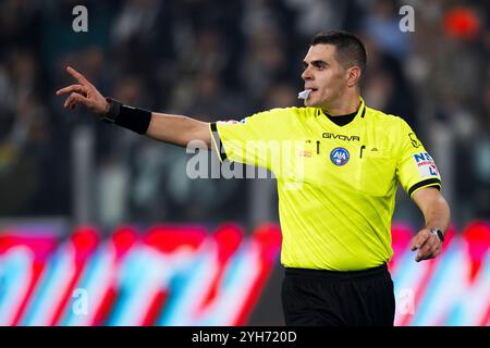 Turin, Italie. 9 novembre 2024. L'arbitre Simone Sozza fait des gestes lors du match de football de Serie A entre la Juventus FC et le Torino FC. Crédit : Nicolò Campo/Alamy Live News Banque D'Images