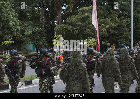 Rangées de soldats indonésiens lors d'une formation conjointe entre Brimob et TNI à Balikpapan Banque D'Images