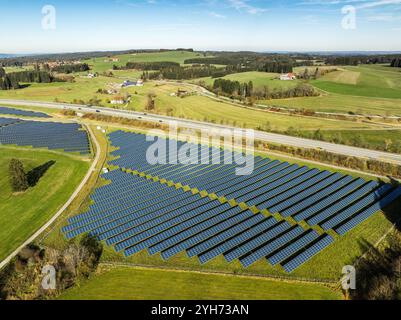 Vue aérienne d'une énorme centrale photovoltaïque à côté d'une autoroute dans le sud de l'Allemagne Banque D'Images