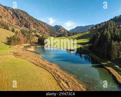 Photo panoramique paysage aérien des montagnes de la forêt de Begenz avec le lac Leckner dans la vallée de Leckner près de Hittisau, Vorarlberg, Alpes autrichiennes Banque D'Images