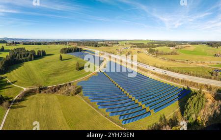 Vue aérienne d'une énorme centrale photovoltaïque à côté d'une autoroute dans le sud de l'Allemagne Banque D'Images