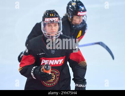 Nicola Hadraschek- Eisenschmid, DEB Damen Nr. 11 au match féminin ALLEMAGNE - HONGRIE 3-1 DEB HOCKEY SUR GLACE DEUTSCHLAND CUP à Landshut, Allemagne, 9 novembre 2024, saison 2024/2025. Photographe : ddp images / STAR-images Banque D'Images