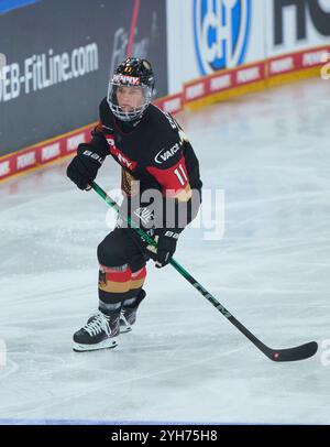 Nicola Hadraschek- Eisenschmid, DEB Damen Nr. 11 au match féminin ALLEMAGNE - HONGRIE 3-1 DEB HOCKEY SUR GLACE DEUTSCHLAND CUP à Landshut, Allemagne, 9 novembre 2024, saison 2024/2025. Photographe : ddp images / STAR-images Banque D'Images