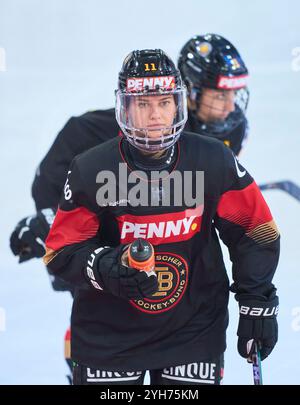 Nicola Hadraschek- Eisenschmid, DEB Damen Nr. 11 au match féminin ALLEMAGNE - HONGRIE 3-1 DEB HOCKEY SUR GLACE DEUTSCHLAND CUP à Landshut, Allemagne, 9 novembre 2024, saison 2024/2025. Photographe : ddp images / STAR-images Banque D'Images