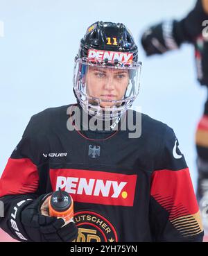 Nicola Hadraschek- Eisenschmid, DEB Damen Nr. 11 au match féminin ALLEMAGNE - HONGRIE 3-1 DEB HOCKEY SUR GLACE DEUTSCHLAND CUP à Landshut, Allemagne, 9 novembre 2024, saison 2024/2025. Photographe : ddp images / STAR-images Banque D'Images