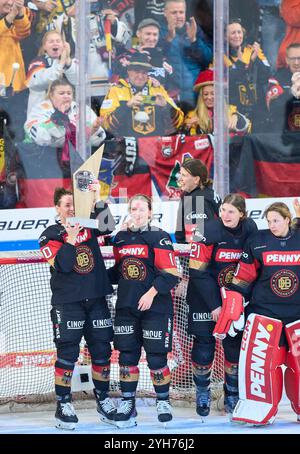 Landshut, Allemagne. 09 novembre 2024. Équipe DEB avec Daria GLEISSNER, DEB Damen Nr. 20 Nicola Hadraschek- Eisenschmid, DEB Damen Nr. 11 Tabea Botthof, DEB Damen Nr. 21 Sandra Abstreiter, DEB Damen 35 avec trophée lors de la cérémonie des vainqueurs après le match féminin ALLEMAGNE - HONGRIE 3-1 DEB GLACE HOCKEY DEUTSCHLAND CUP à Landshut, Allemagne, 9 novembre 2024, saison 2024/2025. Photographe : ddp images/STAR-images crédit : ddp Media GmbH/Alamy Live News Banque D'Images