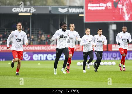 Almere, pays-Bas. 10 novembre 2024. ALMERE, 10-11-2024, Yanmar Stadium, saison 2024/2025, Néerlandais Eredivisie Football. Joueurs de Almere City pendant le réchauffement de Almere City - Feyenoord. Crédit : Pro Shots/Alamy Live News Banque D'Images