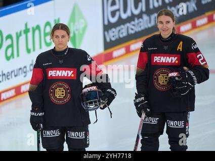 Landshut, Allemagne. 09 novembre 2024. Nicola Hadraschek- Eisenschmid, DEB Damen Nr. 11 Laura KLUGE, DEB Damen Nr. 25 au match féminin ALLEMAGNE - HONGRIE 3-1 DEB HOCKEY SUR GLACE COUPE DEUTSCHLAND à Landshut, Allemagne, 9 novembre 2024, saison 2024/2025. Photographe : ddp images/STAR-images crédit : ddp Media GmbH/Alamy Live News Banque D'Images