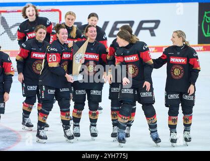 Landshut, Allemagne. 09 novembre 2024. DEB équipe avec Daria GLEISSNER, DEB Damen Nr. 20 Nicola Hadraschek- Eisenschmid, DEB Damen Nr. 11 Anastasia Gruß, Gruss, DEB Damen Nr. 18 Anna Rose DEB Damen 79 Tabea Botthof, DEB Damen Nr. 21 Sandra Abstreiter, DEB Damen 35 avec trophée lors de la cérémonie des supporters après le match féminin ALLEMAGNE - HONGRIE 3-1 DEB HOCKEY SUR GLACE COUPE Landshut, ALLEMAGNE, 2024 novembre 2024/2025. Photographe : ddp images/STAR-images crédit : ddp Media GmbH/Alamy Live News Banque D'Images