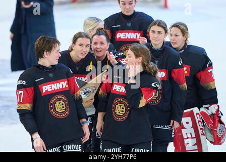 Landshut, Allemagne. 09 novembre 2024. DEB équipe avec Daria GLEISSNER, DEB Damen Nr. 20 Nicola Hadraschek- Eisenschmid, DEB Damen Nr. 11 Emily Nix, DEB Damen Nr. 17 Franziska FELDMEIER, DEB Damen Nr. 7 Laura KLUGE, DEB Damen Nr. 25 Lisa Hemmerle, DEB Damen 70 avec trophée lors DE la cérémonie de la victoire avec les fans après le match féminin Allemagne - HONGRIE 3-1 DEB HOCKEY SUR GLACE DEUTSCHLAND saison 2024/2024, novembre 2025. Photographe : ddp images/STAR-images crédit : ddp Media GmbH/Alamy Live News Banque D'Images