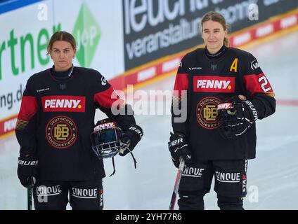 Landshut, Allemagne. 09 novembre 2024. Nicola Hadraschek- Eisenschmid, DEB Damen Nr. 11 Laura KLUGE, DEB Damen Nr. 25 au match féminin ALLEMAGNE - HONGRIE 3-1 DEB HOCKEY SUR GLACE COUPE DEUTSCHLAND à Landshut, Allemagne, 9 novembre 2024, saison 2024/2025. Photographe : ddp images/STAR-images crédit : ddp Media GmbH/Alamy Live News Banque D'Images