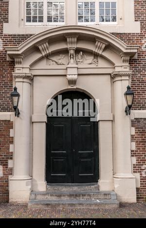 Détail architectural des bâtiments typiquement hollandais à Amsterdam, la capitale des pays-Bas. Banque D'Images