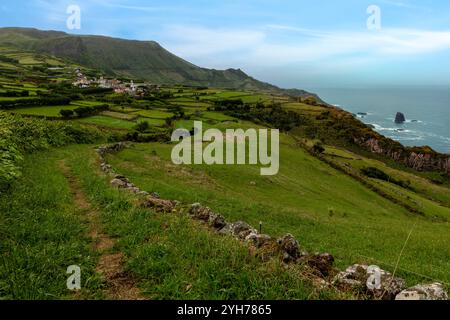 Sur l'île de Flores, dans l'archipel des Açores, le petit village Mosteiro est la plus petite paroisse civile de la municipalité de Lajes das Flores. Banque D'Images