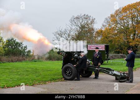 Clifftown Parade, Southend on Sea, Essex, Royaume-Uni. 10 novembre 2024. Un service du dimanche du souvenir a lieu au mémorial de guerre de Southend, au-dessus du front de mer de Southend on Sea. Des tirs d’un canon de 25 livres fourni par la Shoeburyness and South Essex Branch Royal Artillery Association ont été utilisés pour marquer le début et la fin des deux minutes de silence Banque D'Images