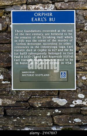 Un panneau d'interprétation Historic Scotland pour le Earl's BU à Orphir sur Mainland Orkney. Banque D'Images