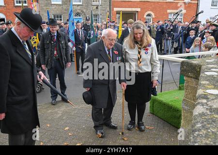 Bridport, Dorset, Royaume-Uni. 10 novembre 2024. Résidents, militaires, anciens combattants et conseillers se rendent en grand nombre à Bridport, dans le Dorset, pour rendre hommage le dimanche du souvenir au monument aux morts à l’extérieur de l’église St Mary’s. Un vétéran lui rend hommage. Crédit photo : Graham Hunt/Alamy Live News Banque D'Images