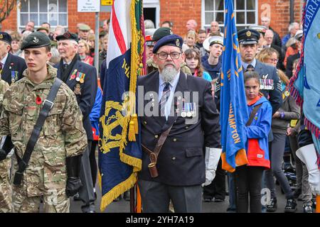 Bridport, Dorset, Royaume-Uni. 10 novembre 2024. Résidents, militaires, anciens combattants et conseillers se rendent en grand nombre à Bridport, dans le Dorset, pour rendre hommage le dimanche du souvenir au monument aux morts à l’extérieur de l’église St Mary’s. Porteurs standard. Crédit photo : Graham Hunt/Alamy Live News Banque D'Images